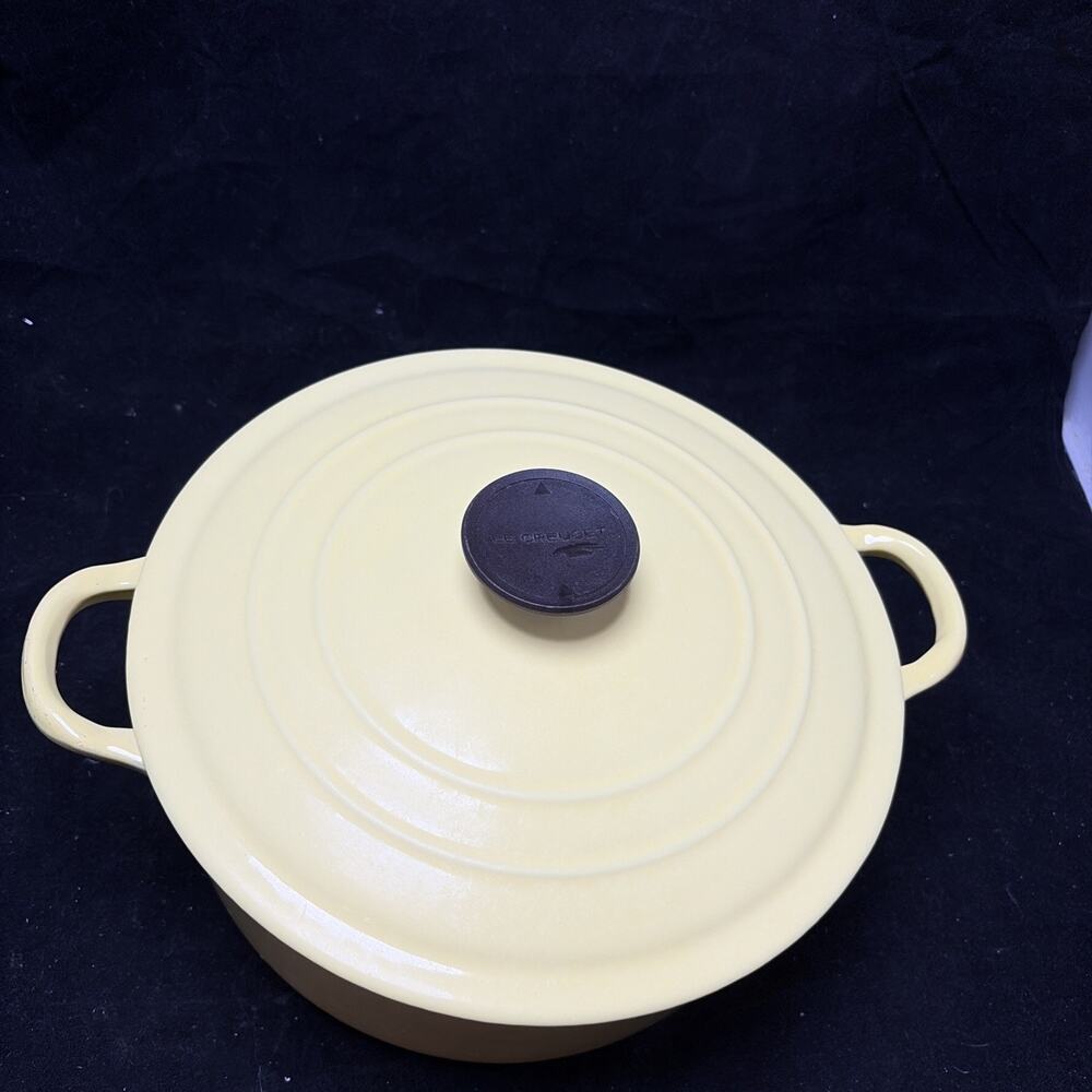 Vintage 1950’s Le Creuset 4.5 qt Yellow Enameled Cast Iron Dutch Oven “E” Chip - Picture 2 of 12